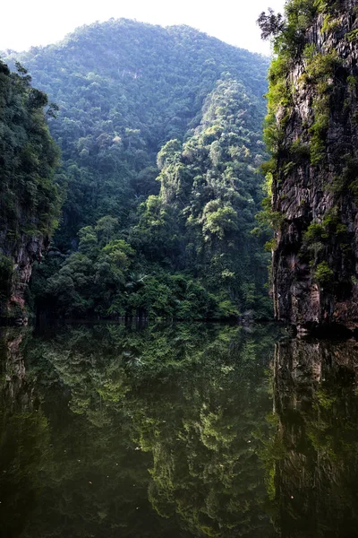 Тасик Чермин Зеркальное Озеро Ипо Малайзия Тасик Чермин Зеркальное Озеро — стоковое фото