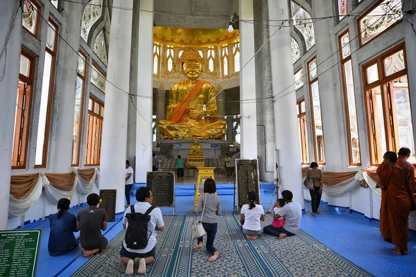 Пилигримы Молитвы Отдают Дань Уважения Знаменитой Статуе Монаха Покрытой Золотом — стоковое фото