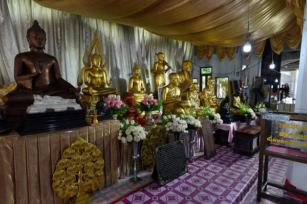 タイのシキオにあるワット カム寺院 タイのナコンラチャシマの有名な場所であるワット クムまたはノン クム寺院の仏教寺院の美しい入り口に打ち上げられた複数の僧侶の像 ワット ルアンPhor Toh — ストック写真