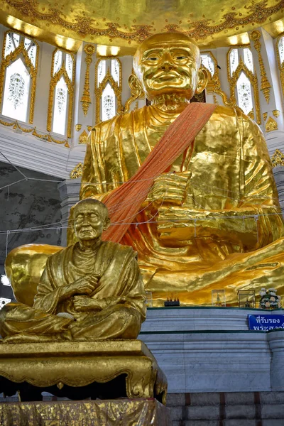 金で覆われた有名な僧侶像で タイのナコンラチャシマにあるワット クムまたはノン クム寺院で ルアン フォー と呼ばれる ソムデプラ ブダカルン という名前があります — ストック写真