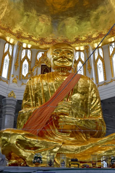 金で覆われた有名な僧侶像で タイのナコンラチャシマにあるワット クムまたはノン クム寺院で ルアン フォー と呼ばれる ソムデプラ ブダカルン という名前があります — ストック写真