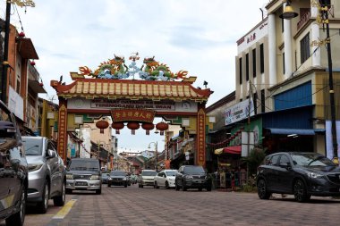 Çin Mahallesi Caddesi, Kuala Terengganu, Malezya 'ya giriş kapısı Çin köyünün eşsiz ve eski mimarisi. Malezya, Kuala Terengganu 'daki Çin Mahallesi' nde. Çin Mahallesi turistler arasında çok popüler.