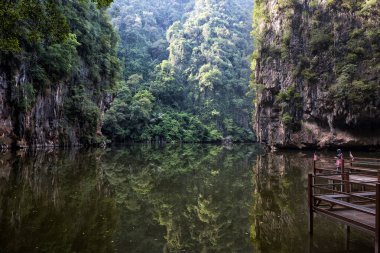 Tasik Cermin ya da Mirror Lake, Ipoh, Malezya - Tasik Cermin, ya da Mirror Lake, kireçtaşı karst kuleleriyle çevrili çarpıcı bir gizli göl. Malezya 'nın Perak eyaleti Ipoh kasabası yakınlarında yer almaktadır..