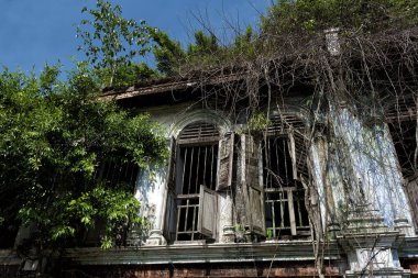 Pusing, Perak, Malezya 'nın kenar mahallelerindeki terk edilmiş teneke madencilik kasabası Papan' ın manzarası