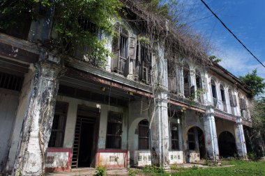 Pusing, Perak, Malezya 'nın kenar mahallelerindeki terk edilmiş teneke madencilik kasabası Papan' ın manzarası