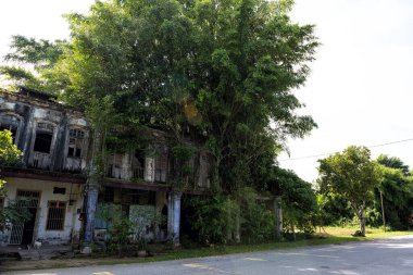 Pusing, Perak, Malezya 'nın kenar mahallelerindeki teneke madencilik kasabası Papan' ın 2. Dünya Savaşı 'na ait gizli bir tarihi olan Papan köyünün unutulmuş mirası. Kasaba, Independenc 'ten çok önce teneke madenciliğiyle ünlüdür.