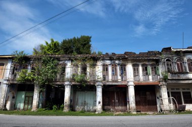 Pusing, Perak, Malezya 'nın kenar mahallelerindeki terk edilmiş teneke madencilik kasabası Papan' ın manzarası