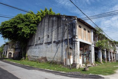Pusing, Perak, Malezya 'daki Pekan Papan veya Papan Kasabası' nın terk edilmiş mirası. Papan 'ın tarihi, Güney Asya' nın Japon işgali sırasında başladı ve teneke madenciliğiyle ilişkiliydi..