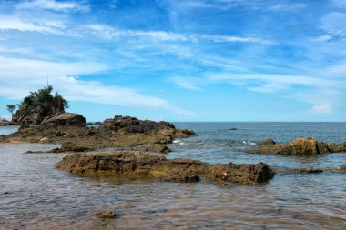 Pantai Kuala Kemasik ile Rocky Shoreline, Terengganu, Malezya 'nın sakin kıyı manzarası - Malezya' nın Terengganu kentindeki Pantai Kuala Kemasik 'in doğal güzelliği.