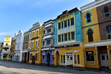 Agacia Town, Malezya 'da Avrupa Tarzı Renkli Mimari - Malezya' nın Agacia Town kentindeki canlı bir sokak sahnesi, açık mavi gökyüzü altında Avrupa 'dan esinlenilmiş büyüleyici bir mimari sergiliyor.