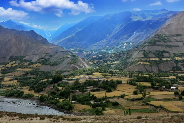 帕米尔山区Pyanj河阿富汗村 图库照片