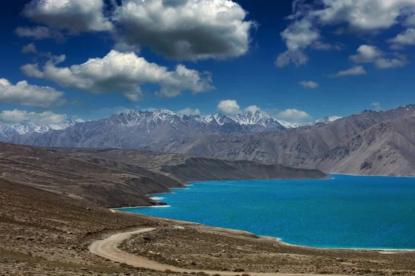塔吉克斯坦帕米尔公路Yashilkul湖 图库图片