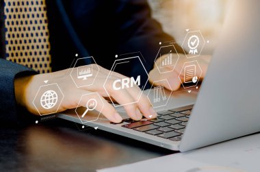 Dizüstü bilgisayarda el yazısı. Sanal ekranda Simge CRM Müşteri İlişkileri Yönetimi.