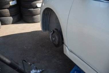 Arabayı kaldırmak için kriko kullanarak patlak lastiğin yol açtığı lastiği değiştir..