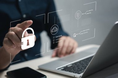 Kişisel verileri hackerlara karşı koruma. Kişisel veri girişi. Kimlik bilgi güvenliği ve şifreleme. Sanal ekranda giriş ve parola yazan adam..