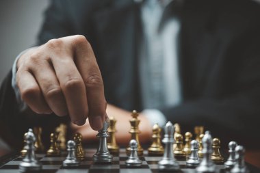 Stratejik planlama ve hedefler başarılı iş fikri. Satranç tahtasına bakan bir iş adamı.