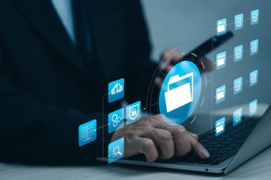 Yazılım analisti ve Veri Yönetimi Sistemi KPI strateji performans yönetimi analizleri ile çalışan bir rapor üzerinde çalışıyor..