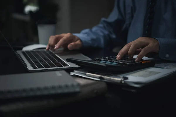 Homem Contador Usando Calculadora Computador Portátil Escritório Finanças Negócios Contabilidade — Fotografia de Stock