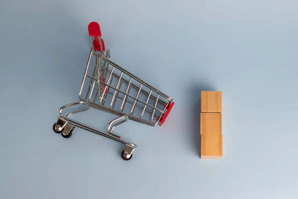 Ahşap Blok Küpü Boş Alışveriş Arabası Arka Planda Pazarlama Ticareti — Stok fotoğraf