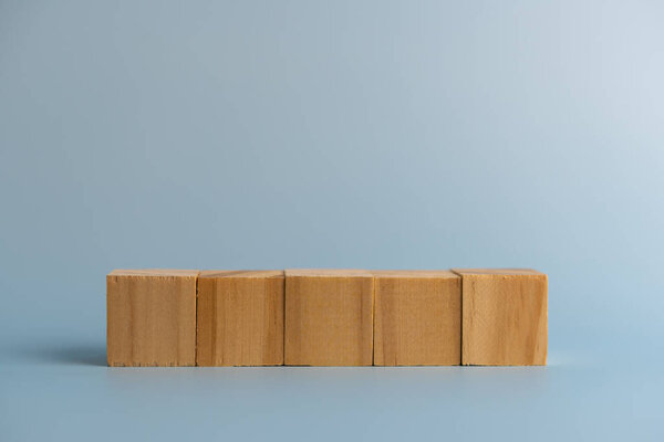 Пять пустых деревянных кубиков на заднем плане для вашего текста. Шаблон и баннер бизнес-концепции.