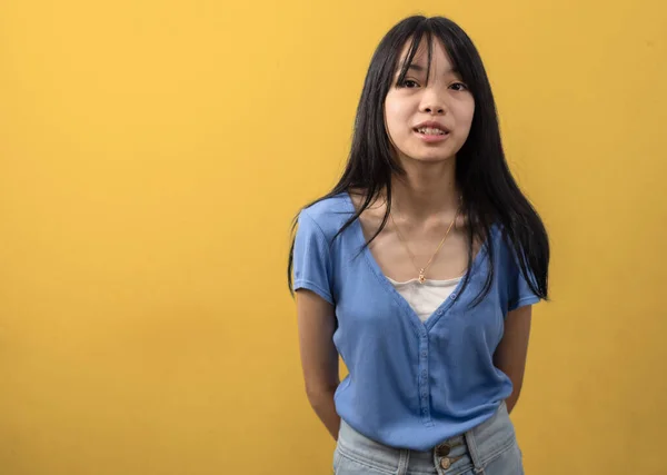 Азіатська Дівчина Посміхається Стиль Життя Краса Мода Жовтому Фоні Копіювання — стокове фото