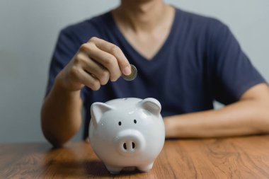 Yatırım fonu büyüme tasarrufu kumbarası nakit para birimi ekonomi yatırımını finanse ediyor. işletme vergisi refah gelir emeklilik kavramı.