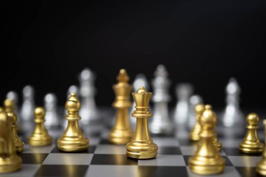 Strateji ve iş planlama fikirleri. Satranç tahtasındaki altın..