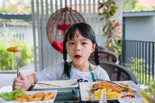 Asian Young Girl Asian Eat Fried Egg Dish Table — Stock Photo, Image