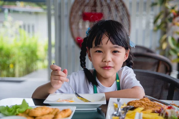 Asiática Joven Chica Asiática Comer Frito Huevo Plato Mesa —  Fotos de Stock