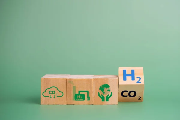 氢燃料被用来代替二氧化碳 帮助减少全球变暖 木材立方体图标H2氢 — 图库照片
