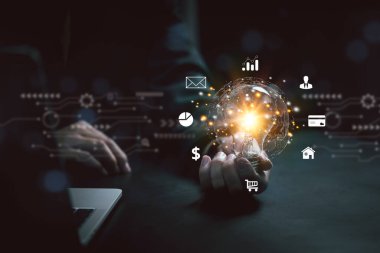 Sanal ikon dijital pazarlama finansmanı ve büyük verileri olan bir iş adamı elinde ampul tutuyor. İş dünyası küresel internet bağlantısı uygulama teknolojisi kavramı.