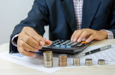 İş adamı para destesini masanın üzerinde tutuyor. İş yatırımı bankacılık para tasarrufu ve yönetim muhasebe pazarlama kavramını finanse ediyor.