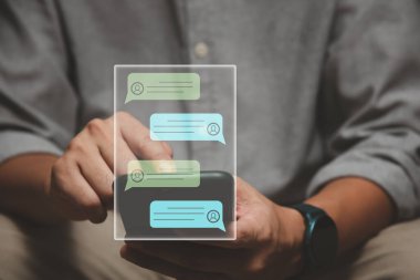 Çevrimiçi sohbet akıllı telefon sanal ekran dijital teknoloji bağlantı uygulama aygıtı kullanan bir adam çevrimiçi bilgi çevrimiçi iş konseptini arıyor.