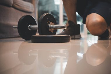 Fitness motivasyonu ve kas eğitimi konsepti. Ev antrenmanı rutin spor, egzersiz ve kas eğitimi konseptleri. Yerdeki aptallar..
