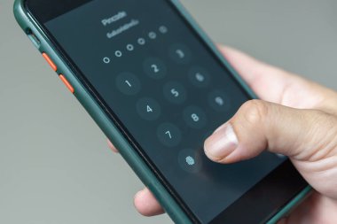 Akıllı telefona erişim şifresi olan cep telefonunu hacklemek, güvenlik tehditleri çevrimiçi telefon şifresi. 2fa Smartphone korumalı akıllı telefon koruması ve şifreli güvenlik. Şifrelenmiş veri.