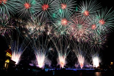 Soyut renkli havai fişekler yeni yıl festivali için gökyüzü arka planı.