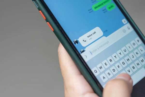 人发送短信和短信与智能手机交流的概念 带手机键盘的手指打字 — 图库照片