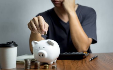 Kumbaraya para koyan işadamı. konsept finans hesabı için para biriktirme.