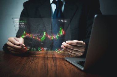 İş adamları bilgisayar bilgisayarı ticareti. İş finans analizi büyüme göstergeleri pozitif büyüme ve pazarlama yatırımları ön planda döviz planlama kavramı