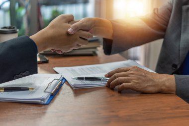 İş ortakları iş görüşmesinden sonra tokalaşma başarılı oldu. Bağlantı anlaşması kavramı.