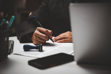 İşyerinde dizüstü bilgisayar kullanarak ve not defteri yazarak çevrimiçi ders öğrenme, eğitim geliştirme veya bilgi geliştirme kavramı.