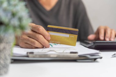 Adam online alışveriş, internet bankacılığı, mağaza çevrimiçi, ödeme, harcama parası, e-ticaret ödeme konsepti için kredi kartı kullanıyor.