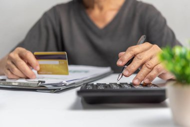 Adam online alışveriş, internet bankacılığı, mağaza çevrimiçi, ödeme, harcama parası, e-ticaret ödeme konsepti için kredi kartı kullanıyor.