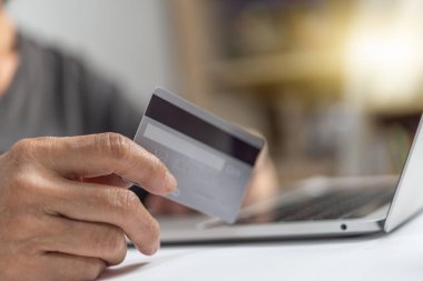 Çevrimiçi alışveriş, internet bankacılığı, mağaza, ödeme, harcama parası, e-ticaret ödeme konsepti için kredi kartı kullanan bir kadın.