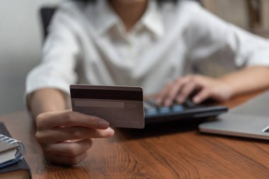 Çevrimiçi alışveriş, internet bankacılığı, mağaza, ödeme, harcama parası, e-ticaret ödeme konsepti için kredi kartı kullanan bir kadın.
