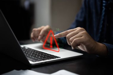 İş adamı programcı, dizüstü bilgisayarı kullanan geliştirici uyarı uyarı işareti ile uyarı hatası ve bakım kavramı.