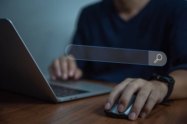 ChatGPT 'yi ara. Yapay zeka sohbet robotu ara. OpenAI Dijital Chatbot, ChatGPT, Robot Data Arama Teknolojisi, Arama Motoru Optimizasyonu. Dizüstü bilgisayar kullanan adam.