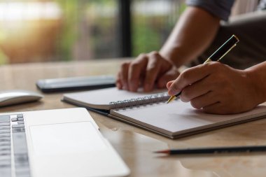 Business sperson kitap üzerinde okuma ve yazma. Eğitim bilgi geliştirme ve bilişsel öğrenme kavramı.
