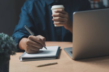 Business sperson kitap üzerinde okuma ve yazma. Eğitim bilgi geliştirme ve bilişsel öğrenme kavramı.