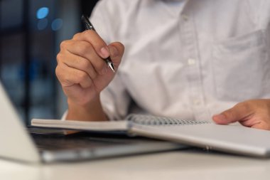 Business sperson kitap üzerinde okuma ve yazma. Eğitim bilgi geliştirme ve bilişsel öğrenme kavramı.